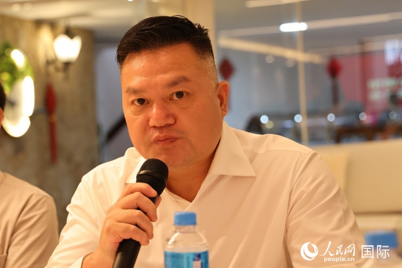 巴西中国和平统一促进会会长张小春在领区台湾同胞新年茶话会上发言。人民网记者 陈海琪摄