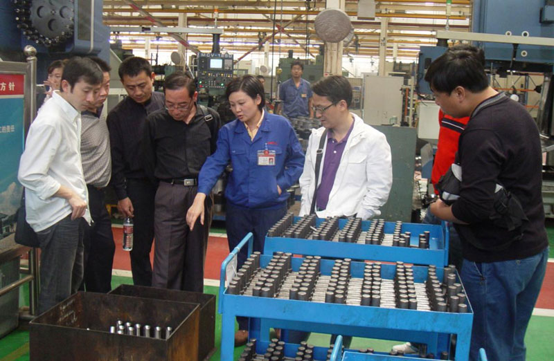 2009年，董慧在生产现场介绍产品。