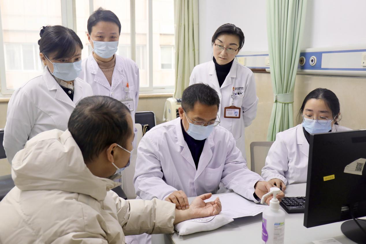 杨同华专家团队与程辉主任团队开展联合诊疗。代雨朦摄