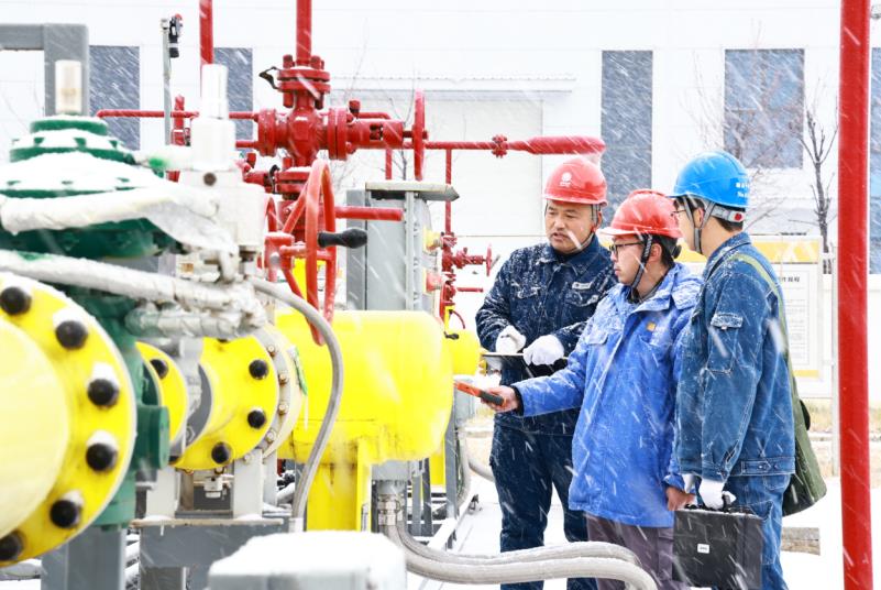 1月19日,国网宿州供电公司员工与砀山县天然气门站技术人员开展用电设备联合巡检,保障人民群众生产、生活能源可靠供应。张闯摄