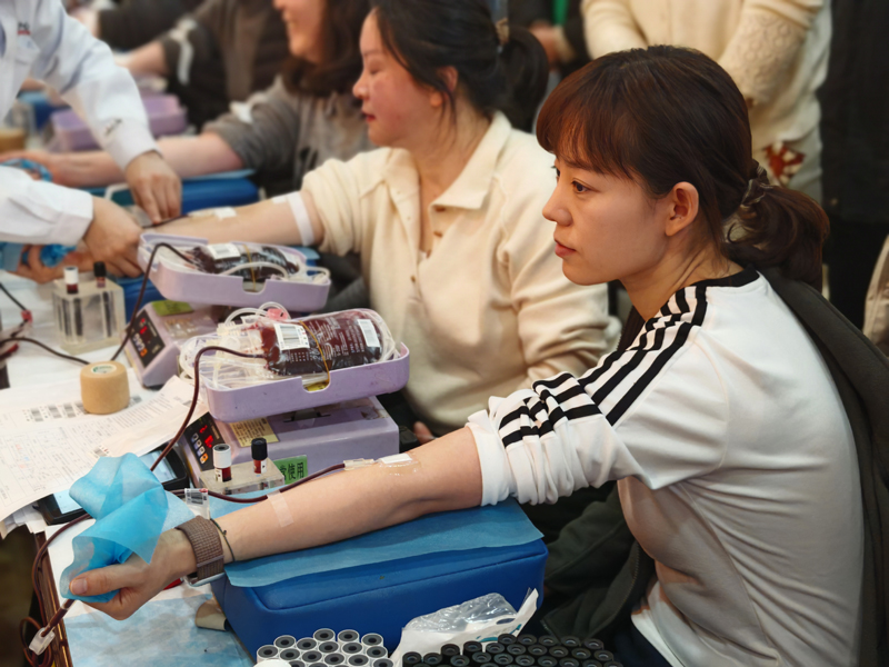 王秀春正在献血。