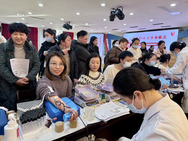 杨晶正在献血。