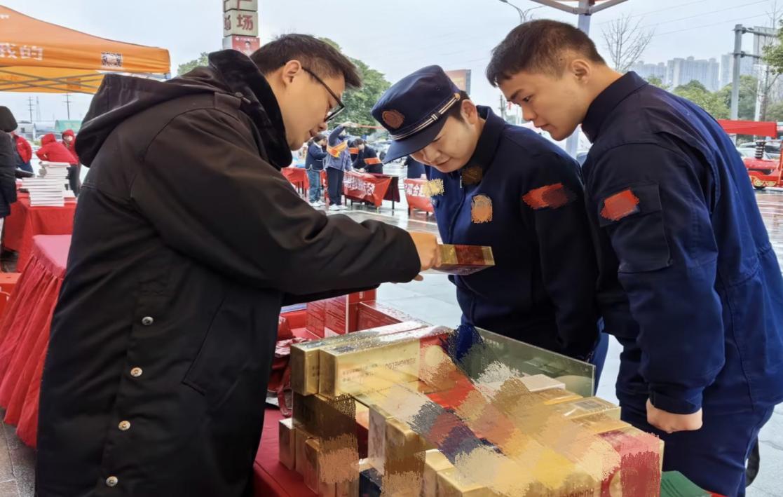 专卖执法人员在讲解真假烟鉴别知识。