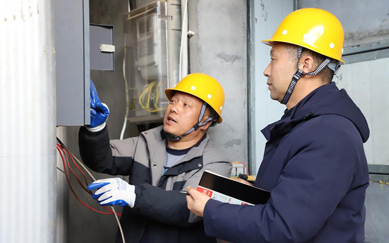 保康县烟草专卖局工作人员调研烤房设备用电情况。王烁摄