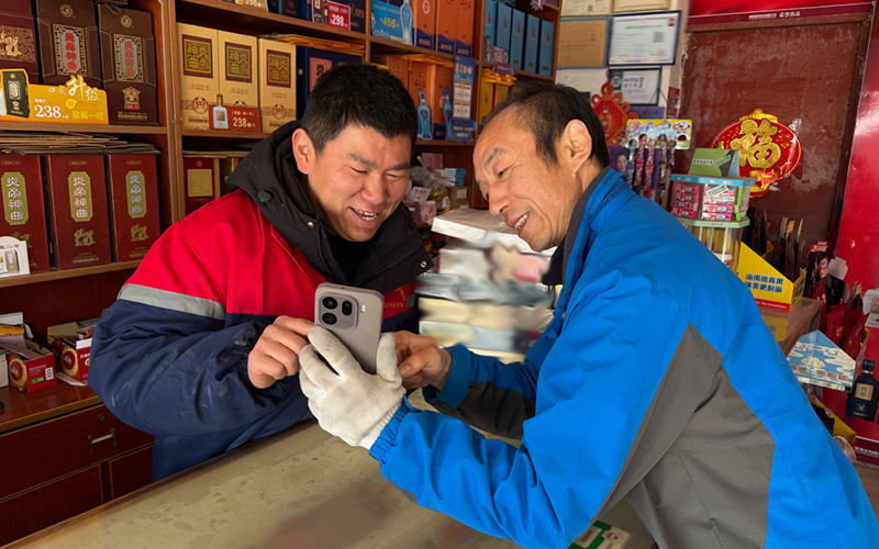 送货员现场指导零售户盘点商品。