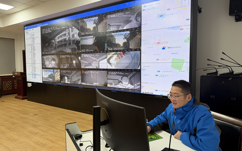 安全员通过数字化安全监管大屏实时提醒驾驶员。