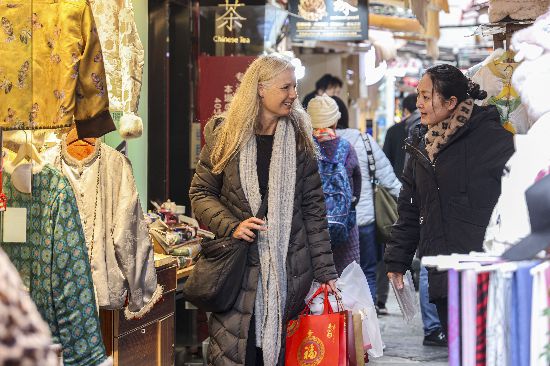 2026年新年伊始，外国游客在上海石库门建筑田子坊内游玩购物。王初 摄