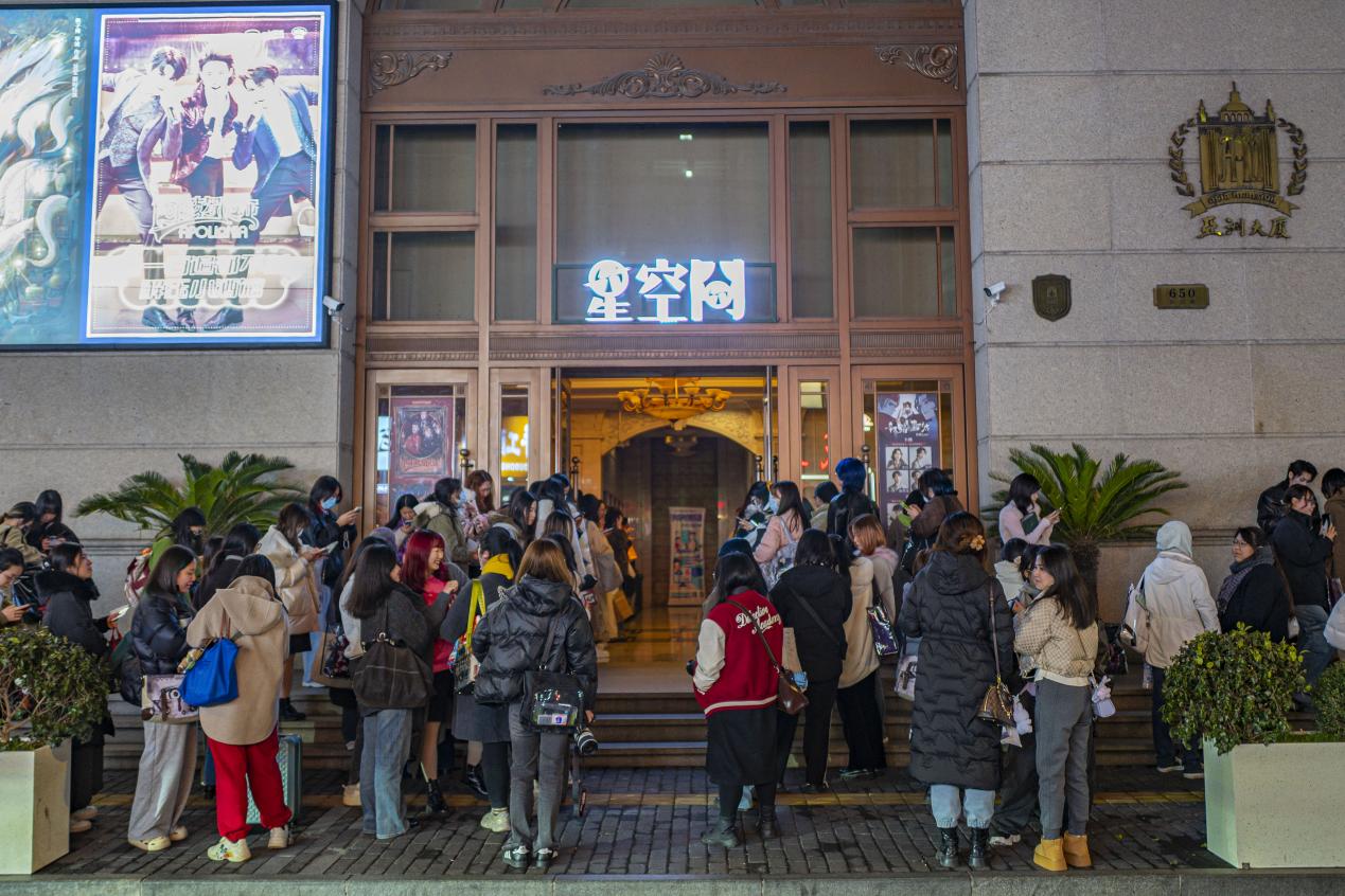 夜幕降临后的汉口路，因为音乐剧而热闹非凡。