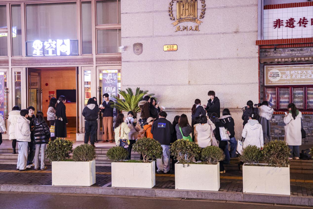 演出结束后，部分演员会在剧场外“SD”（Stage Door），与观众合影、交流观剧体会。