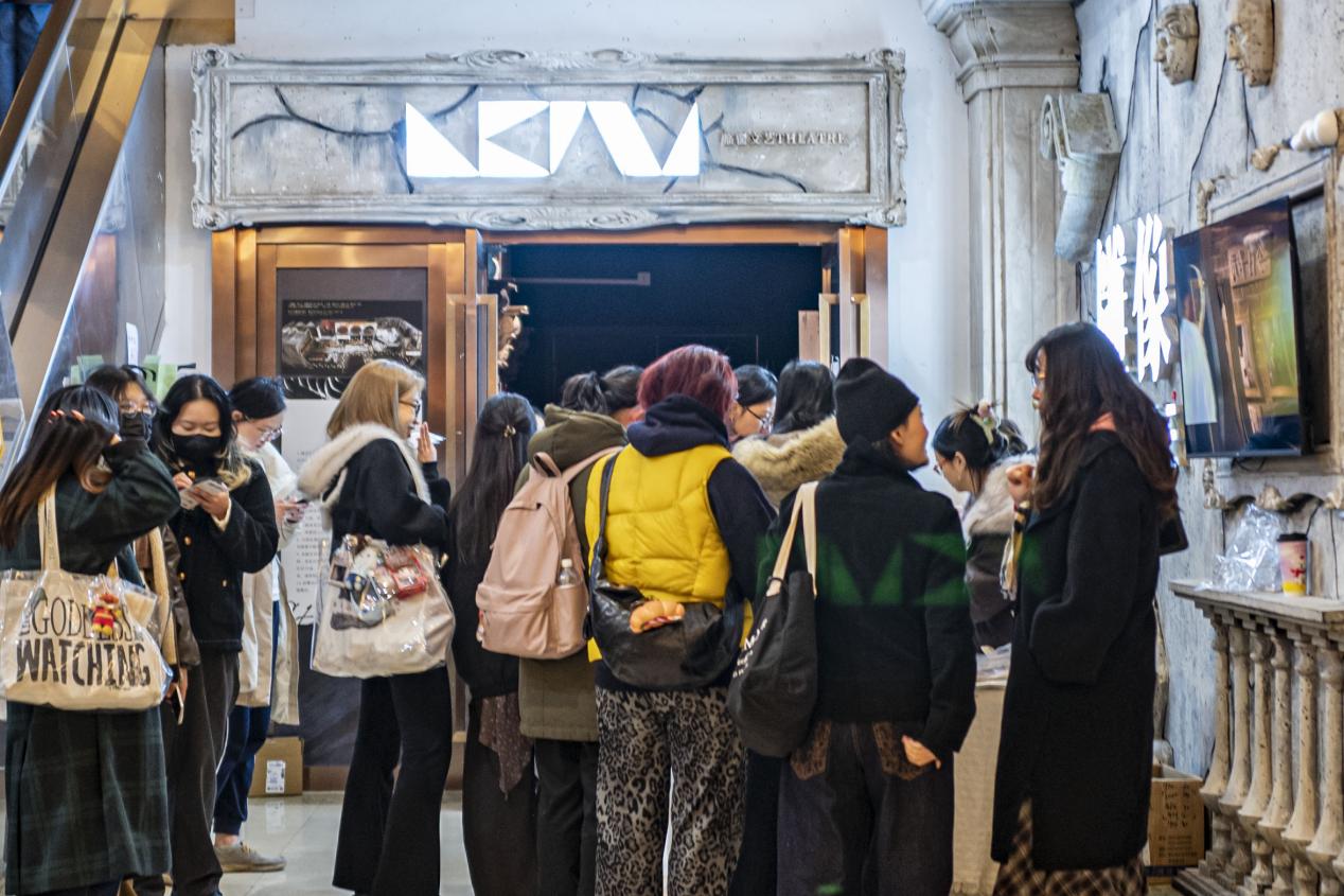 一楼音乐剧《雕像》开场前，观众热烈交流。