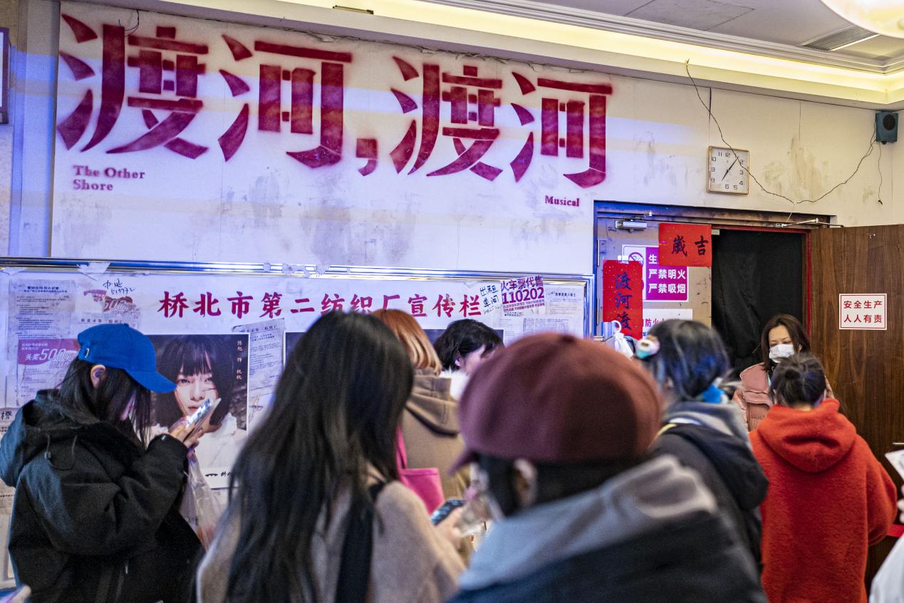 晚上七点，大世界内的小剧场门口渐渐聚集起等待入场的观众。