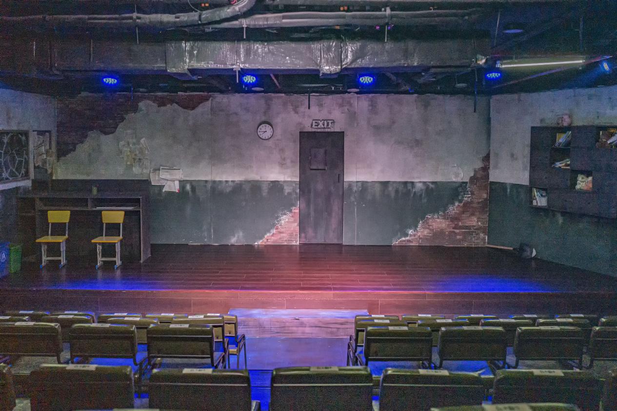 国内首档校园惊悚悬疑剧《怪谈》，剧场内精心还原涂鸦墙壁、斑驳课桌、等校园元素，采用环绕立体声音效、动态光影与场景气味系统，打造全方位包裹式沉浸氛围。