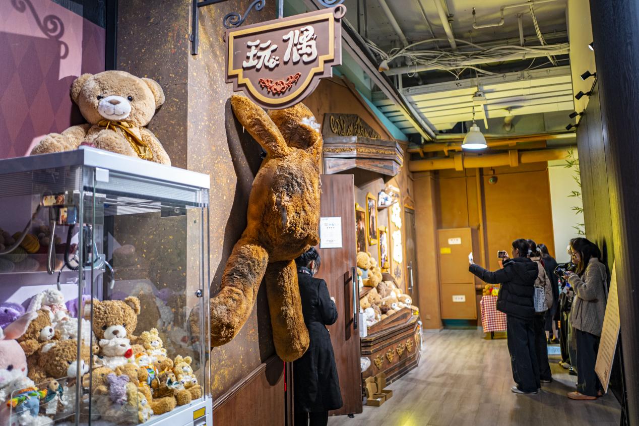 七楼《玩偶》剧场门口，置景萌趣十足，吸引不少观众驻足拍摄。