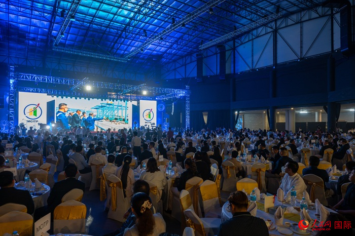 1月31日，缅甸—中国投资和贸易促进会在仰光举办成立庆典仪式。图为仪式举行前，现场大屏幕播放缅甸代总统敏昂莱参观天津港的视频。人民网记者 谢佳君摄