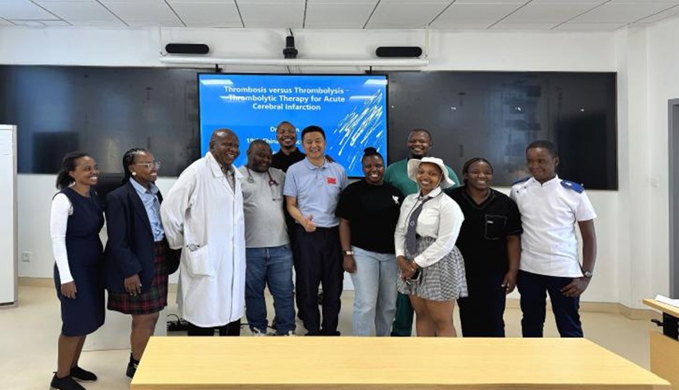 中国（湖北）第19批援莱索托医疗队队员与马塞卢地区医院医疗人员合影。中国援莱索托医疗队供图