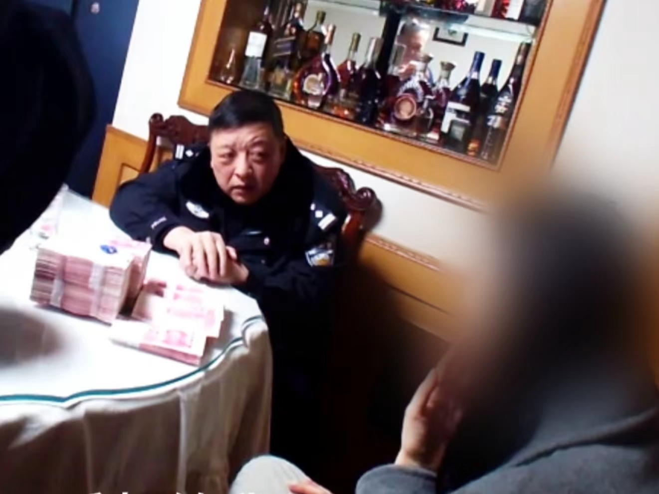 民警在其家中询问相关情况