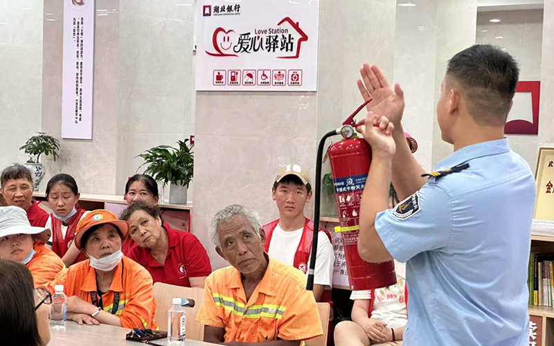 环卫工走进湖北银行爱心驿站听高温作业、火灾防护课。
