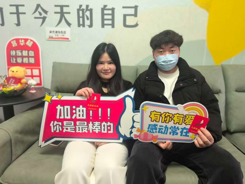 前来献血的年轻人。