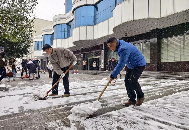 党员志愿者们展开集中清雪除冰行动