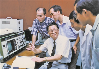 左铁镛（左二）在指导博士生。 受访者供图