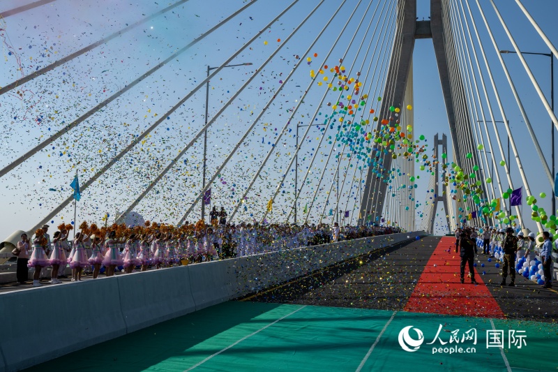 图二：仰光达拉大桥通车移交仪式现场。人民网记者谢佳君摄