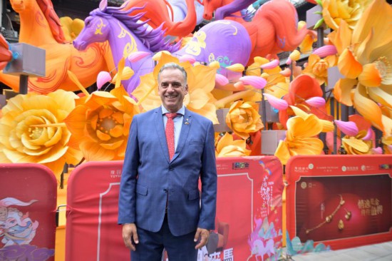 乌拉圭总统奥尔西2月5日在上海豫园迎接农历新年的奔马花灯前留影。新华社记者 高峰 摄
