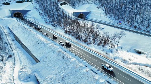 越野车队穿越G331景观大道小金场隧道。敬斌摄