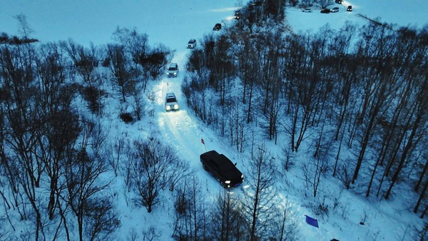 越野车队穿越林海驶向七二七林场。敬斌摄