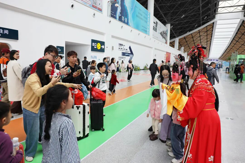 “海口欢迎您”春节迎宾快闪活动在新海港上演。海南省旅文厅供图