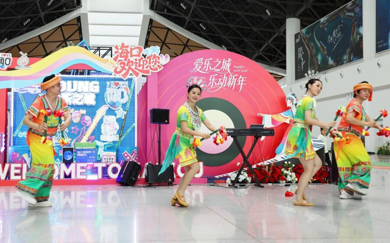 “海口欢迎您”春节迎宾快闪活动在新海港上演。海南省旅文厅供图