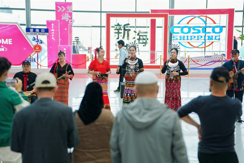 特色演艺活动化解候船焦虑。王庆龙摄