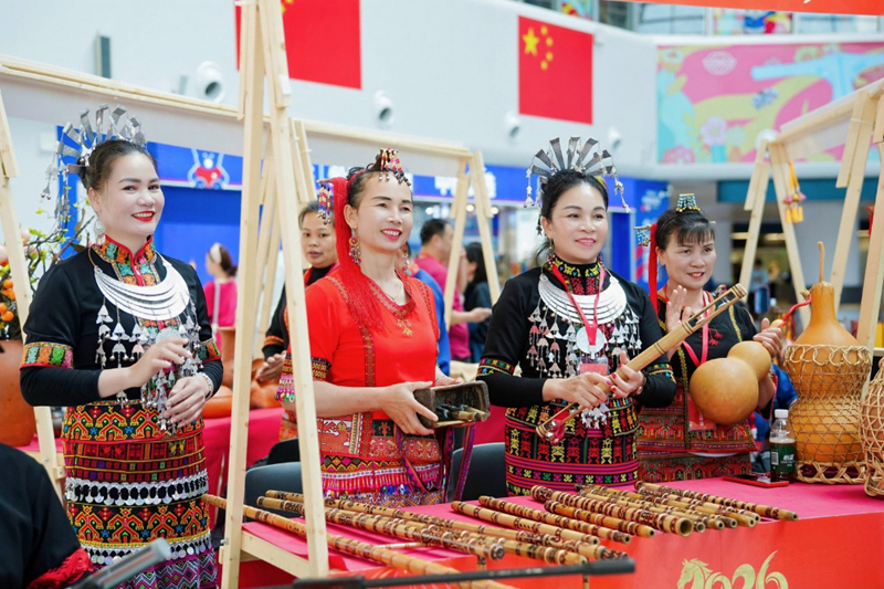 黎苗特色礼品引人关注。王庆龙摄