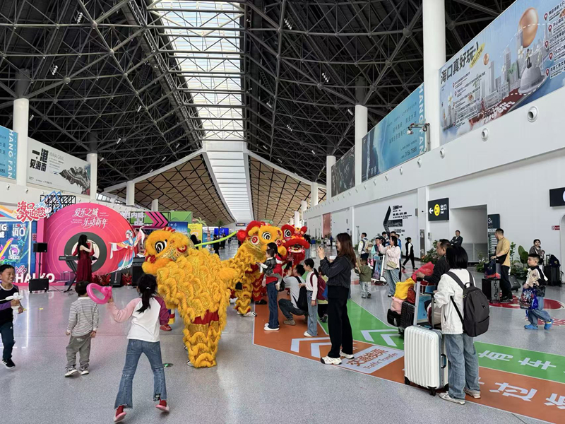 候船区内的舞狮表演。王庆龙摄