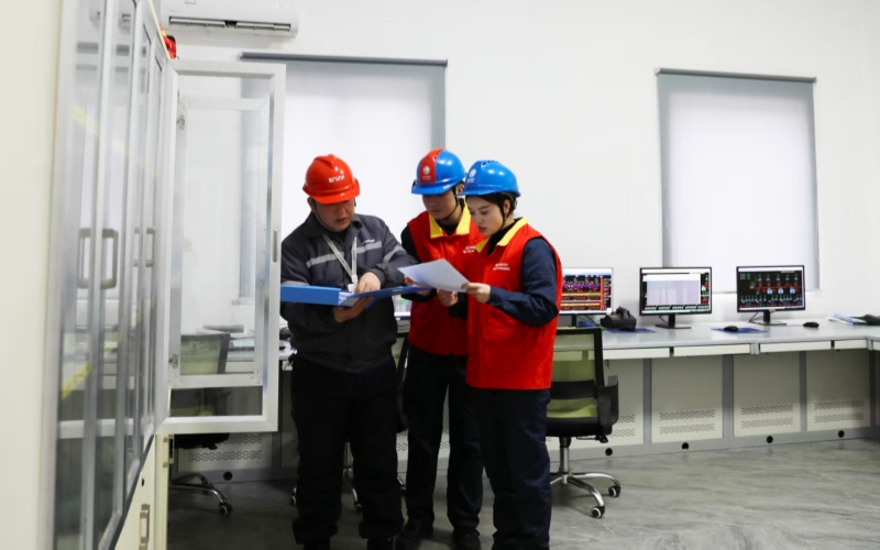 网宜昌供电公司员工前往宜昌邦普时代新能源有限公司开展春节专项走访。吴婷婷摄