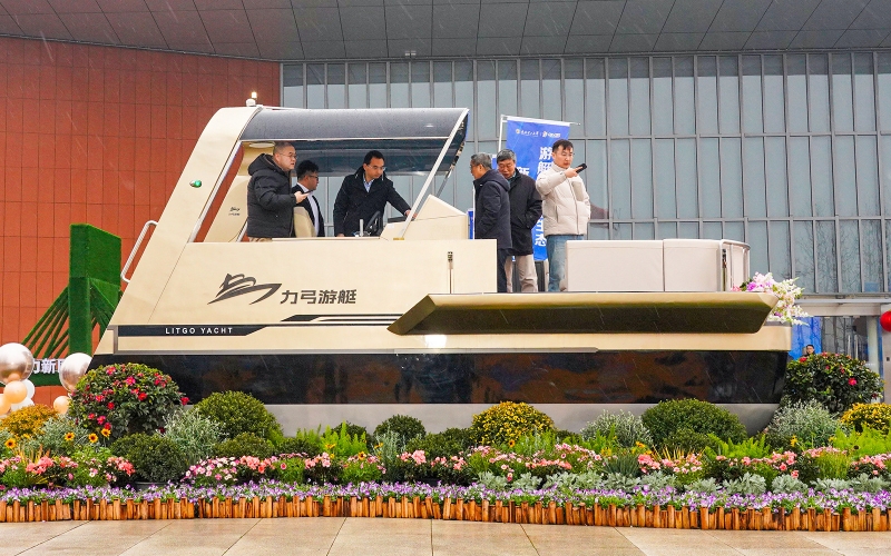  21英尺电动双体游艇。