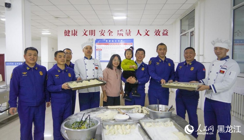 指战员们与探亲家属一同包饺子。人民网记者 张哲鑫摄