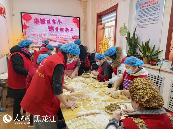 志愿者包饺子。人民网记者 邹慧摄