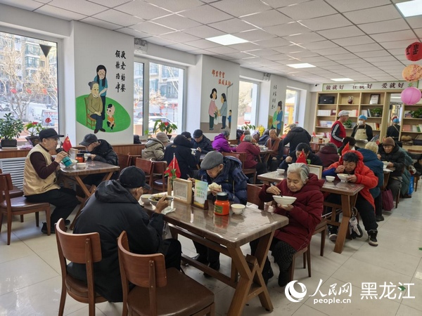 小雨点互助敬老餐厅里，老人们在用餐。人民网记者 邹慧摄