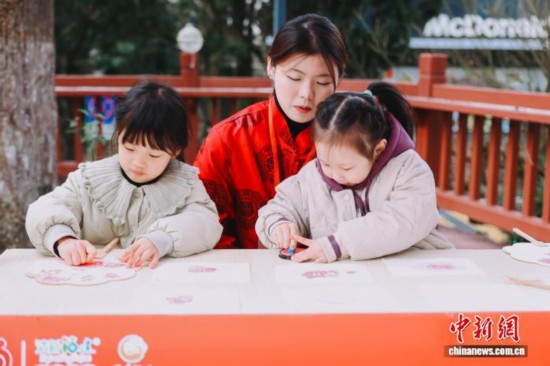 图为小朋友体验彩绘拓印。翁榕飞 摄