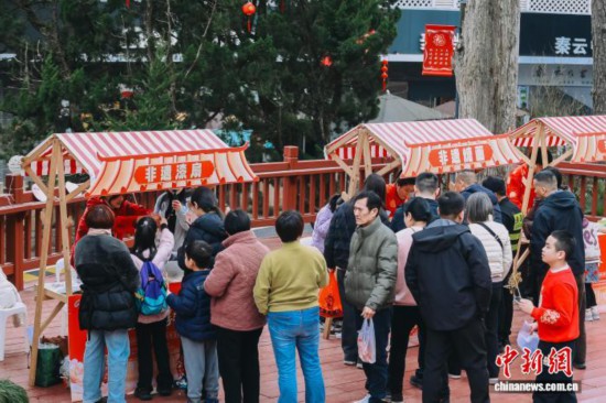 图为游客参观非遗市集。翁榕飞 摄