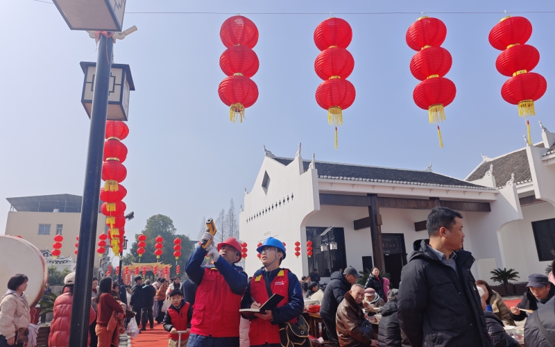 2月14日，国网湖北电力工作人员在洪湖市瞿家湾革命老区对供电设备进行特巡特维，保障春节期间返乡人员电力可靠供应。