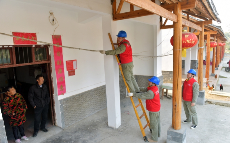 国网湖北电力工作人员在老河口市仙人渡镇李家染坊村，帮助返乡务工的村民检查“表后线”，保障春节期间可靠用电。郭峰摄