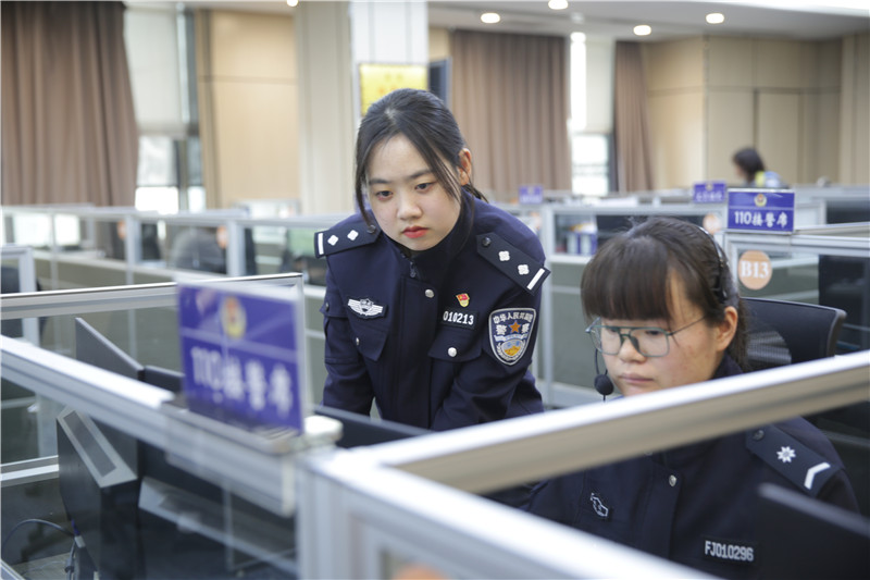 余璇（左）、江璇（右）正在分析一起警情。汪爽摄