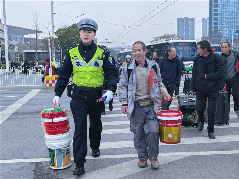 文泽翰助力旅客温暖回家路。邵琦摄