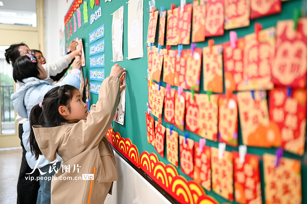 2026年3月2日，江苏南京雨花台区实验小学善水湾分校的学生在教室里绘制新学期黑板报。方东旭摄（人民图片网）