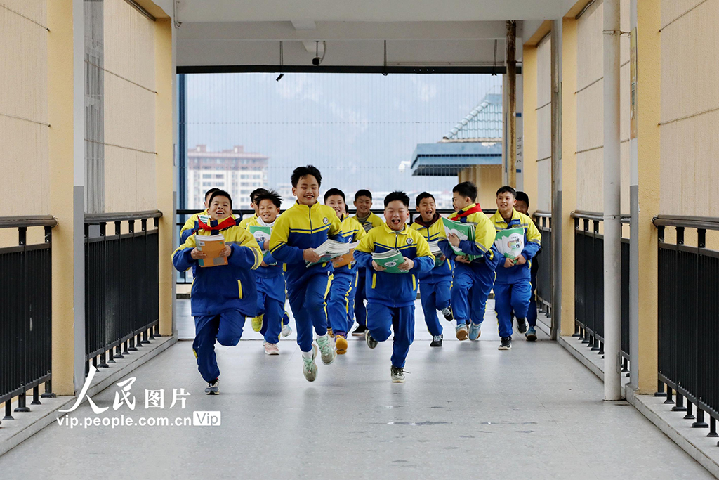 2026年3月2日，在贵州黔东南苗族侗族自治州施秉县第四小学，学生领到新课本后开心地奔跑。邰胜智摄（人民图片网）