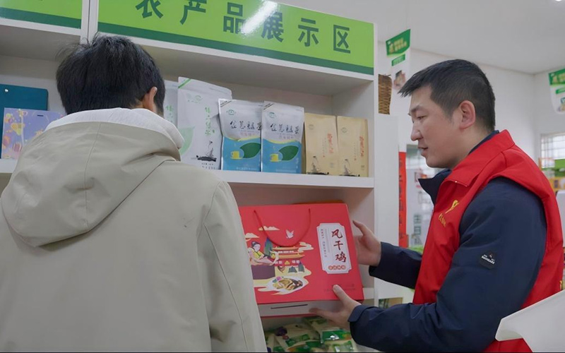 志愿者在土家特色超市帮忙推介土特产。