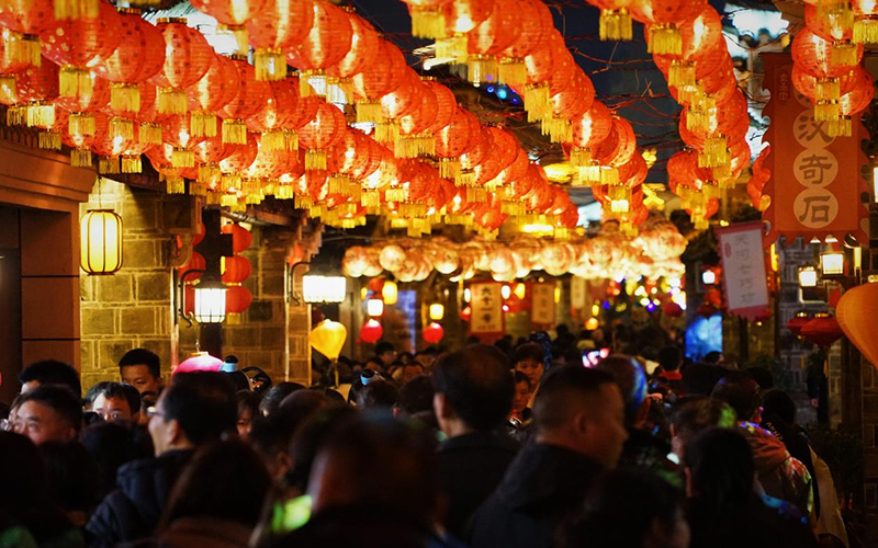 郧西县老北街灯火璀璨的元宵灯会。