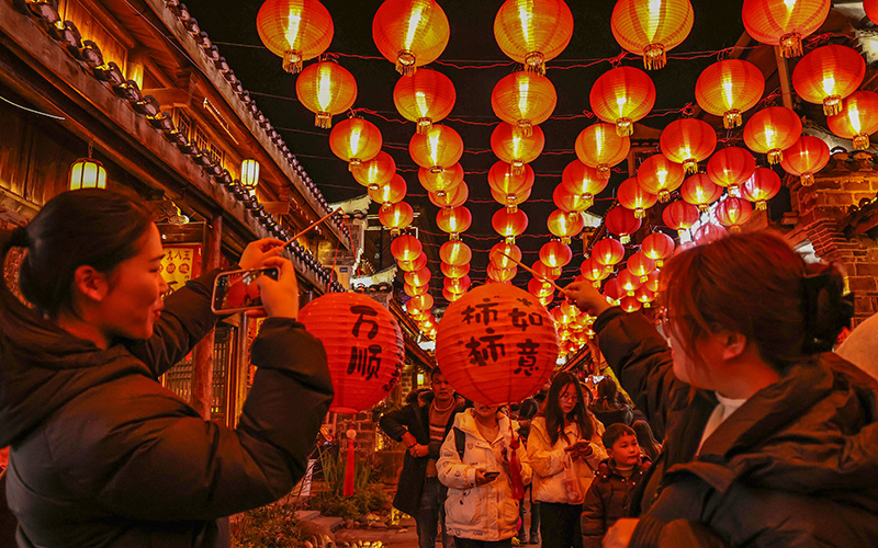 郧西县老北街璀璨花灯吸引游客打卡拍照。
