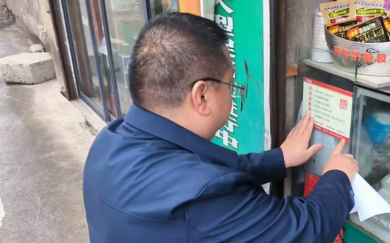 市管员上门开展服务